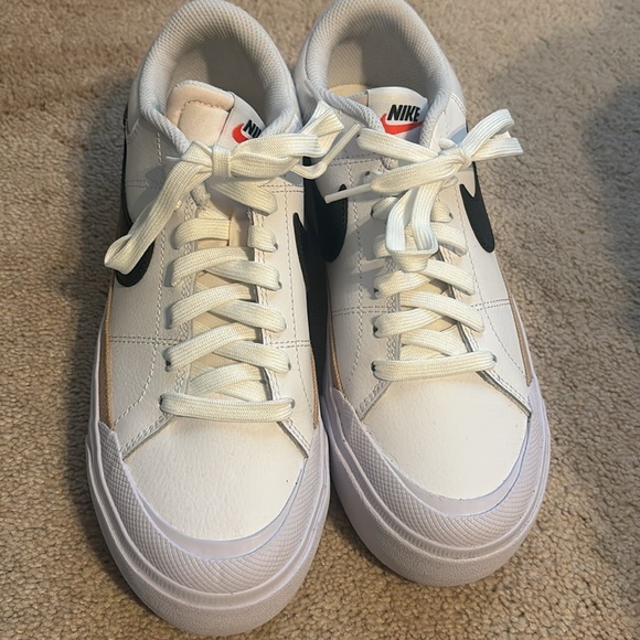 Cute Nike shoes size 7 - Picture 2 of 3